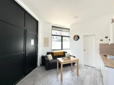 Coin salon dans l'établissement Le Francis, petit studio proche métro A