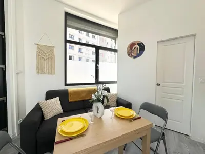 Coin salon dans l'établissement Le Francis, petit studio proche métro A