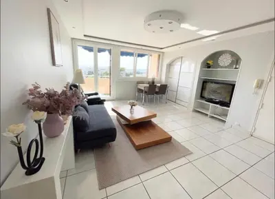 Coin salon dans l'établissement Spacious &nice apartment with balcony and parking
