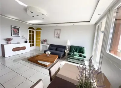 Coin salon dans l'établissement Spacious &nice apartment with balcony and parking
