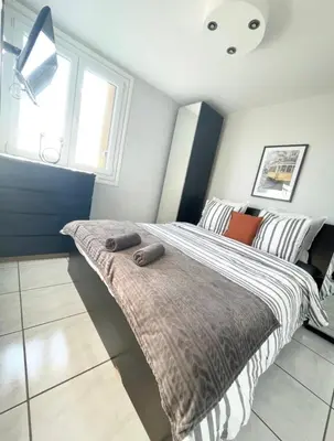Un ou plusieurs lits dans un hébergement de l'établissement Spacious &nice apartment with balcony and parking