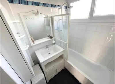 Salle de bains dans l'établissement Spacious &nice apartment with balcony and parking