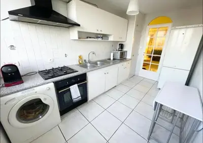 Cuisine ou kitchenette dans l'établissement Spacious &nice apartment with balcony and parking