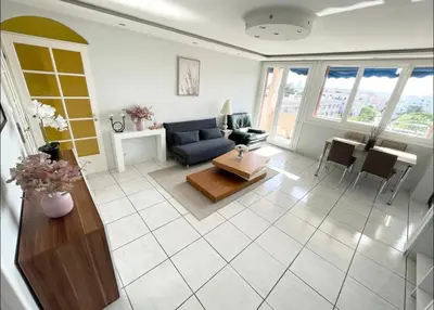 Coin salon dans l'établissement Spacious &nice apartment with balcony and parking