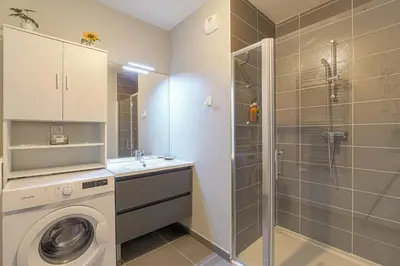 Salle de bains dans l'établissement T3 calme & lumineux - idéal familles & pros à Villeurbanne