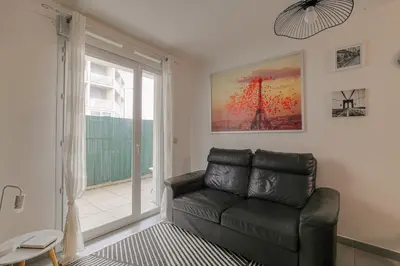 Coin salon dans l'établissement T3 calme & lumineux - idéal familles & pros à Villeurbanne