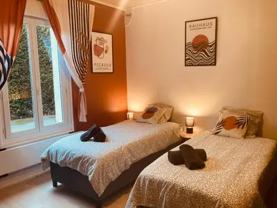 Un ou plusieurs lits dans un hébergement de l'établissement T1 Confortable avec parking, proche Lyon, Idéal couples ou travailleurs