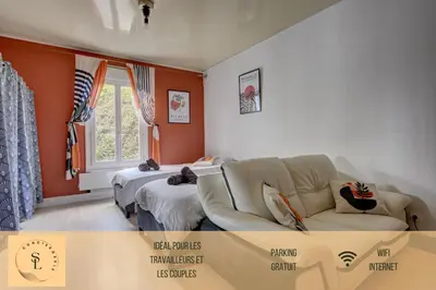 Coin salon dans l'établissement T1 Confortable avec parking, proche Lyon, Idéal couples ou travailleurs