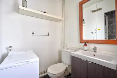 Salle de bains dans l'établissement T1 Confortable avec parking, proche Lyon, Idéal couples ou travailleurs