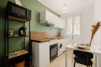 Cuisine ou kitchenette dans l'établissement L'Essentiel Raffiné Proche Transports