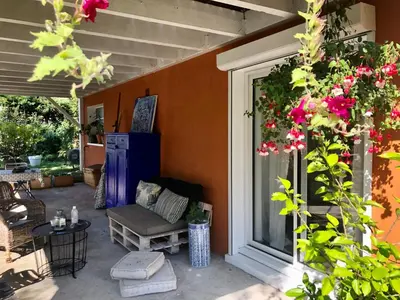 Télévision ou salle de divertissement dans l'établissement Studio calme avec terrasse proche de Lyon