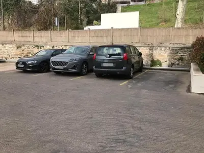 Plan de l'établissement Le Petit Debrousse, Confort calme et Parking