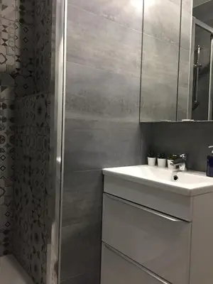 Salle de bains dans l'établissement Le Petit Debrousse, Confort calme et Parking