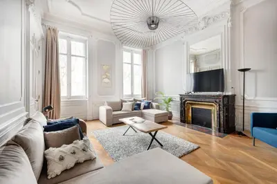 Coin salon dans l'établissement Le Rhône Haussmannien, Luxueux spacieux et raffiné au cœur de Lyon 6e vue Rhône