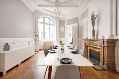 Coin salon dans l'établissement Le Rhône Haussmannien, Luxueux spacieux et raffiné au cœur de Lyon 6e vue Rhône