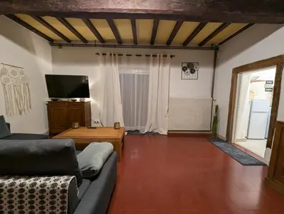 Télévision ou salle de divertissement dans l'établissement La dépendance de la Ferme Blanche