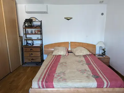 Un ou plusieurs lits dans un hébergement de l'établissement Ecully logement privé attenant de la maison principale