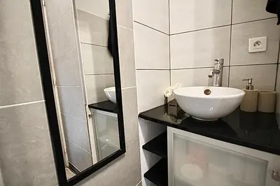 Salle de bains dans l'établissement Pied à terre - Mezzanine studio - Private parking