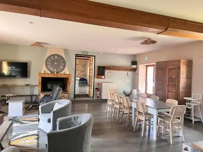 Télévision ou salle de divertissement dans l'établissement Domaine des Vignes d'Hôtes