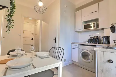 Cuisine ou kitchenette dans l'établissement Modern and Cozy Studio in the Heart of Perrache Lyon