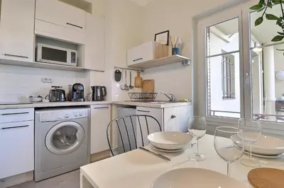 Cuisine ou kitchenette dans l'établissement Modern and Cozy Studio in the Heart of Perrache Lyon