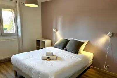 Un ou plusieurs lits dans un hébergement de l'établissement Villa Birdie - Belle maison avec piscine