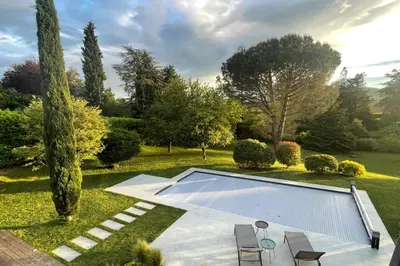 Jardin de l'établissement Villa Birdie - Belle maison avec piscine