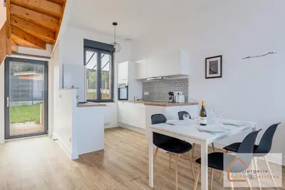 Cuisine ou kitchenette dans l'établissement Agréable Maisonnette à Proximité d'Eurexpo