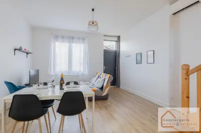 Coin salon dans l'établissement Agréable Maisonnette à Proximité d'Eurexpo