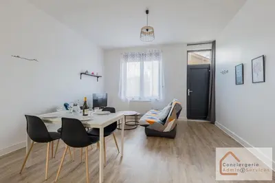 Télévision ou salle de divertissement dans l'établissement Agréable Maisonnette à Proximité d'Eurexpo