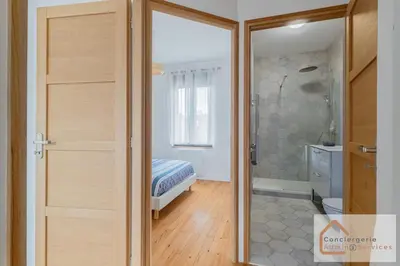 Salle de bains dans l'établissement Agréable Maisonnette à Proximité d'Eurexpo