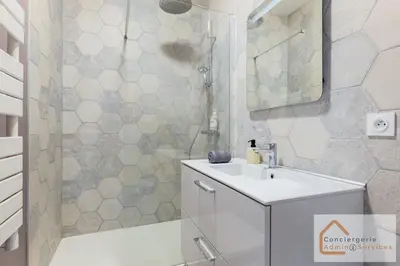 Salle de bains dans l'établissement Agréable Maisonnette à Proximité d'Eurexpo