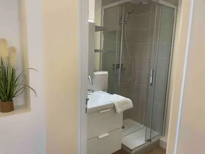 Salle de bains dans l'établissement Le Minimaliste, Appartement Hyper Centre Climatisé