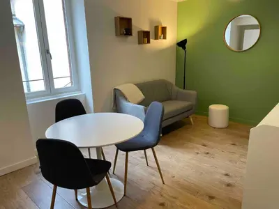 Coin salon dans l'établissement Le Minimaliste, Appartement Hyper Centre Climatisé