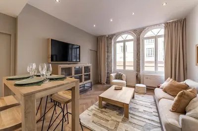 Télévision ou salle de divertissement dans l'établissement All in Lyon | Chalet urbain chic climatisé Lyon 6