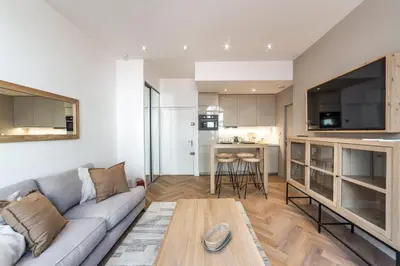 Télévision ou salle de divertissement dans l'établissement All in Lyon | Chalet urbain chic climatisé Lyon 6
