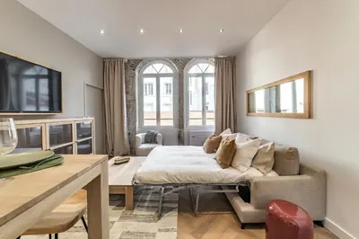 Coin salon dans l'établissement All in Lyon | Chalet urbain chic climatisé Lyon 6