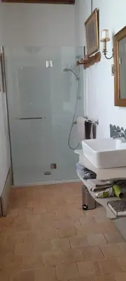 Salle de bains dans l'établissement La Chanoinesse