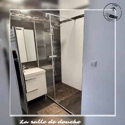 Salle de bains dans l'établissement Appartement Tassin Centre - 15' de Lyon - 1 Parking