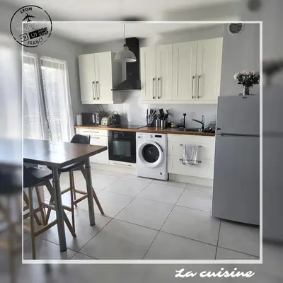 Cuisine ou kitchenette dans l'établissement Appartement Tassin Centre - 15' de Lyon - 1 Parking