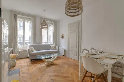 Coin salon dans l'établissement Charmant et Chaleureux à Cordeliers