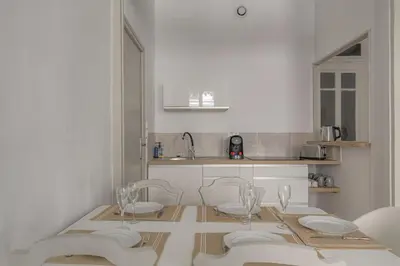Cuisine ou kitchenette dans l'établissement Charmant et Chaleureux à Cordeliers