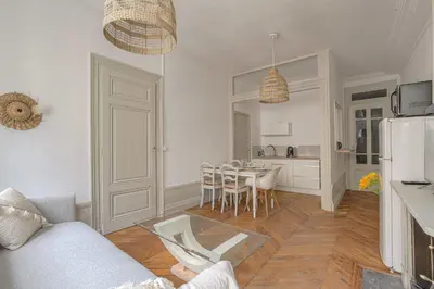 Cuisine ou kitchenette dans l'établissement Charmant et Chaleureux à Cordeliers