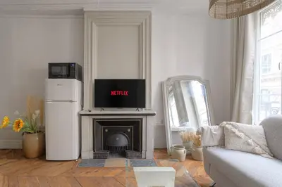 Télévision ou salle de divertissement dans l'établissement Charmant et Chaleureux à Cordeliers