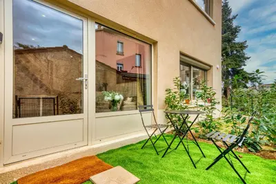 Jardin de l'établissement L’Epicéa - RDJ duplex proche métrohôpital