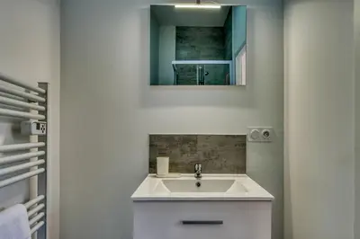 Salle de bains dans l'établissement L’Epicéa - RDJ duplex proche métrohôpital