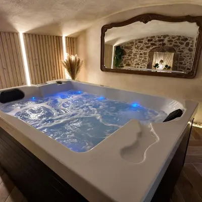Plan de l'établissement Love room chambre romantique avec Jacuzzi