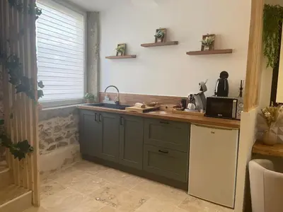 Cuisine ou kitchenette dans l'établissement Love room chambre romantique avec Jacuzzi
