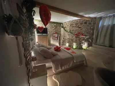 Un ou plusieurs lits dans un hébergement de l'établissement Love room chambre romantique avec Jacuzzi
