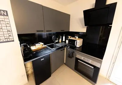 Cuisine ou kitchenette dans l'établissement Centre Ville Parking Billard